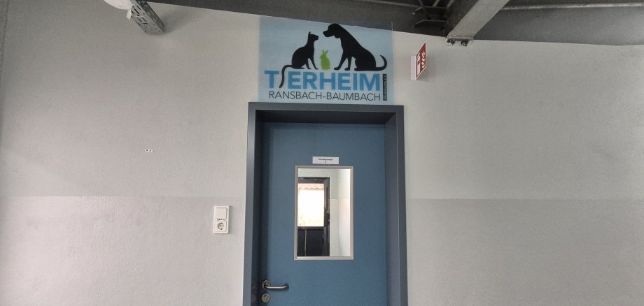 Tierzimmertür mit Beispiel-Logo zur Tierzimmer-Verteigerung